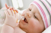 预防新生儿呛奶的小常识