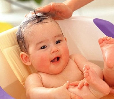 宝宝洗头、洗澡后耳朵进水了怎么办? - 妈妈育儿网