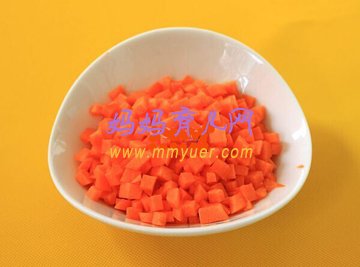 4-6個(gè)月寶寶輔食食譜——胡蘿卜米粉的做法