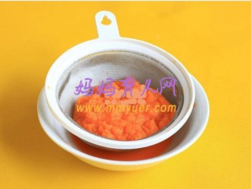 5個(gè)月寶寶輔食食譜——胡蘿卜汁的做法