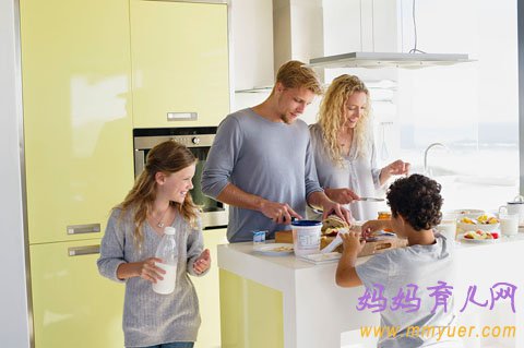 “厨房育儿”是最时髦的休闲活动 孩子学做饭的好处逐个数