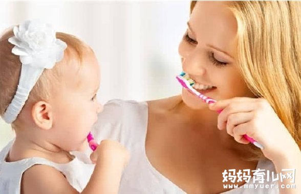 宝宝长牙怪事多 护牙习惯应该从娃娃抓起！