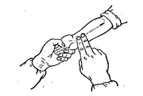手法: 用食指与中指顺着手腕处,直线向上推拿,就叫做推天河水,推拿这