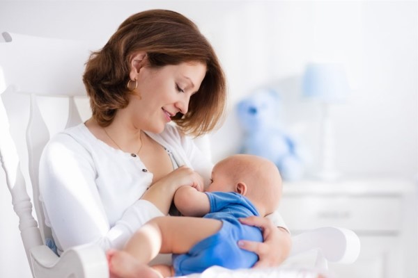 【情】新生儿最好的喂奶姿势 避免宝宝呛奶的必备姿势
