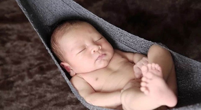 【情】新生儿使用安抚奶嘴有什么不利之处，安抚奶嘴可以含着睡吗？