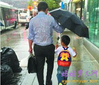 父亲为儿子打伞图