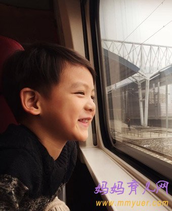 田亮儿子近照曝光 第一次坐高铁兴趣极了