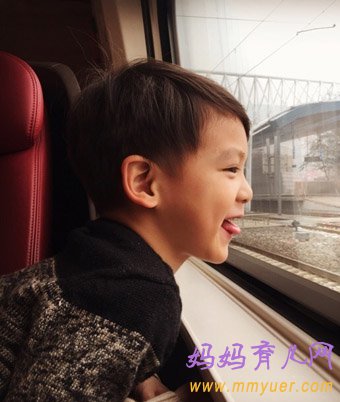田亮儿子近照曝光 第一次坐高铁兴趣极了