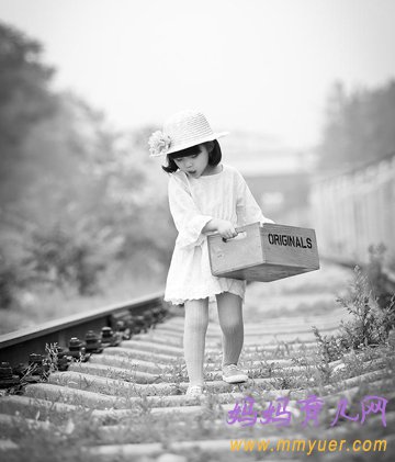 女童火车轨上的拍照姿势 不用刻意摆弄也是美哒哒 