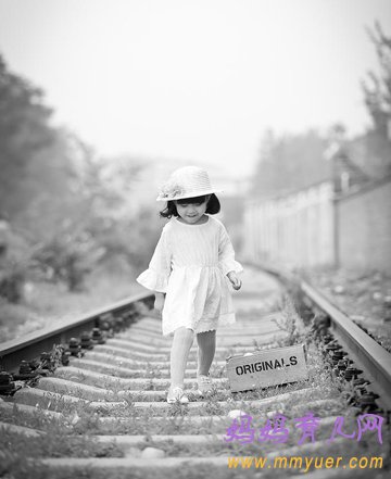 女童火车轨上的拍照姿势 不用刻意摆弄也是美哒哒 