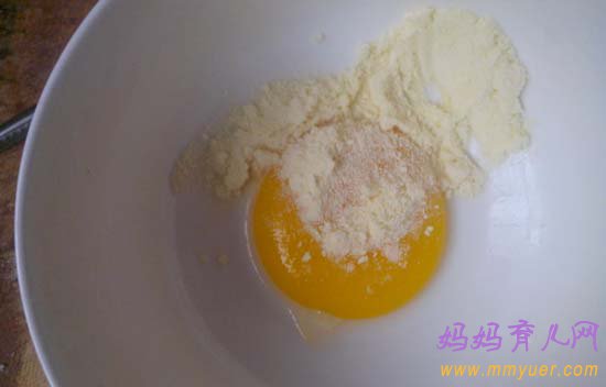 4-6个月宝宝食谱——牛奶蛋黄羹的做法（附图）