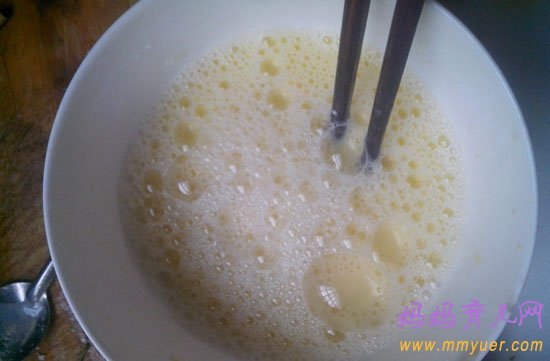 4-6个月宝宝食谱——牛奶蛋黄羹的做法（附图）