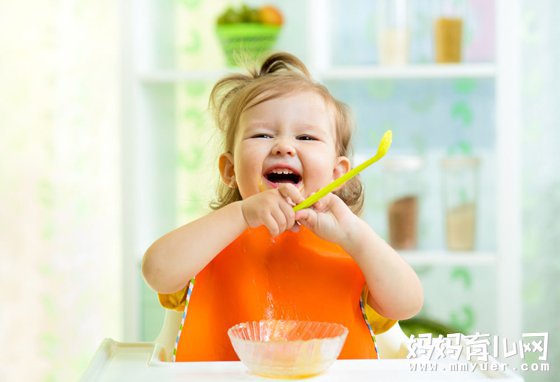 长期喂饭危害孩子身心发展 自主进食由孩子自己决定