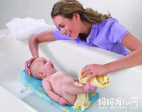 给新生儿洗澡也是一门学问，正确洗澡你真的会吗？