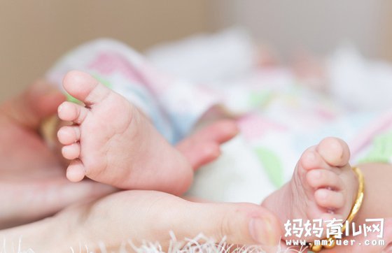 新生宝宝脸蛋时常抓伤 手套究竟是戴还是不带好？
