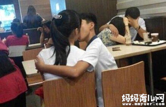 小学生麦当劳当众接吻让人不敢直视 孩子早恋