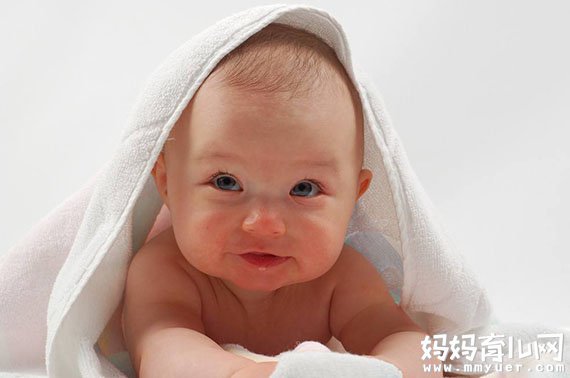 婴儿脸上起小红点伤不起 既像湿疹又像痱子怎