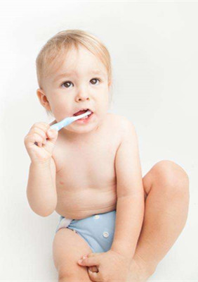 宝宝多大可以用牙刷？宝宝牙刷牙膏选用