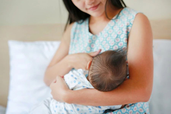 给宝宝断奶，乳房胀痛怎么办？可以挤奶吗？
