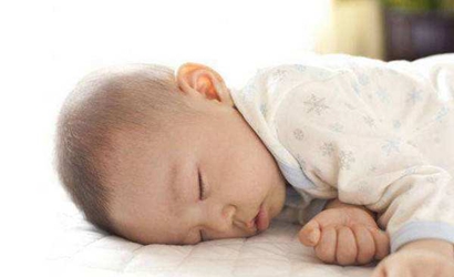 一个月新生儿睡觉姿势怎样才正确,新生儿侧睡