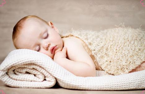 孩子的睡姿被父母放在心上，原来是这个原因造成的