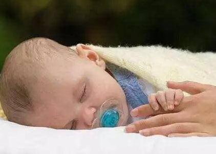 睡姿暗示孩子的性格，这4种最常见，若是最后一种，家长要警惕了