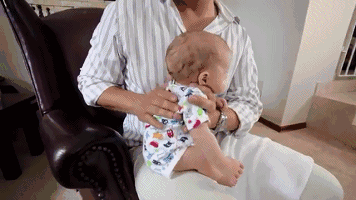 初生婴儿拍嗝方法 动态图片真人示范给宝宝拍嗝
