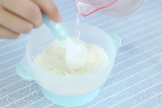 给宝宝冲奶粉的常见误区，教你正确冲兑婴儿奶粉步骤