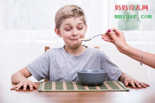 盘点容易导致孩子出现厌食的2种习惯